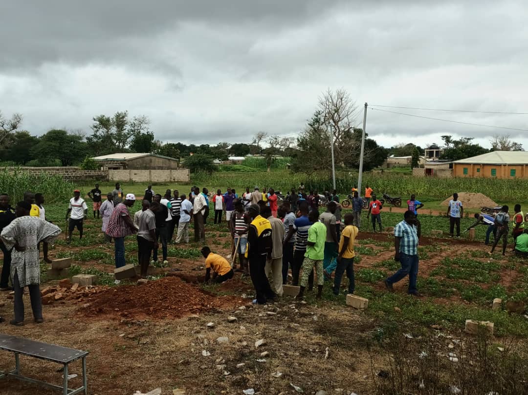 Guelwongo la population se mobilise pour construire une salle d